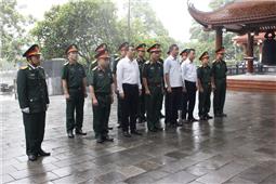 Thiếu tướng Nguyễn Huy Cảnh và đoàn công tác Quân khu dâng hương tưởng niệm các anh hùng liệt sĩ tại Thái Nguyên